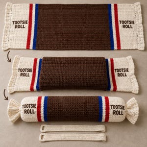 Puede incluir: Un cojín de ganchillo Tootsie Roll mostrado en tres etapas de montaje: una pieza rectangular plana, una pieza parcialmente enrollada y un cojín cilíndrico totalmente enrollado con dos correas de ganchillo color crema debajo.