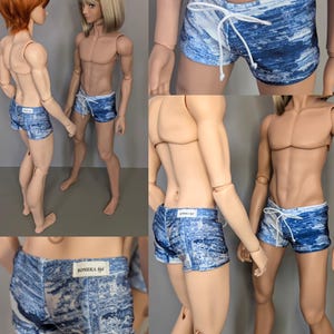 Könnte beinhalten: Blau-weiß gemusterte Badehose für eine Kugelgelenkpuppe. Die Shorts haben einen marmorierten Druck, einen weißen Kordelzug an der Taille und ein kleines weißes rechteckiges Etikett am hinteren Bund mit der Aufschrift BONEKA bjd.
