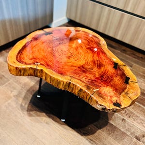 Redwood Live Edge Couchtisch: Hochglanz-Epoxidharz & Stahlbeine