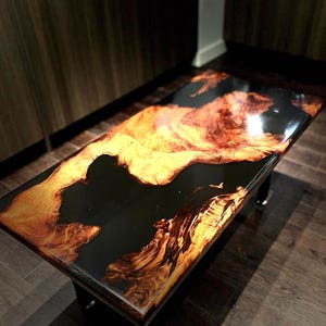 &quot;Kaffeetisch &quot;&quot;River&quot;&quot; aus Rotholz-Maserholz mit hochglänzendem schwarzem Epoxidharz-Finish