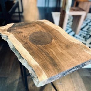 ライブエッジブラックウォールナットコーヒーテーブル：素朴でモダンなエポキシ樹脂製テーブルトップ