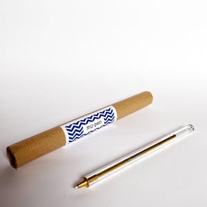 Mu-Pen Aqua è una penna a sfera in vetro realizzata esclusivamente con vetro riciclabile e ottone, realizzata a Venezia, Italia