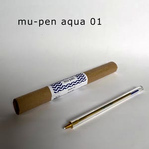 Mu-Pen Aqua 01 es un bolígrafo de cristal elaborado con vidrio reciclable, cuentas de cristal de Murano azules o negras y latón, fabricado en Venecia, Italia.