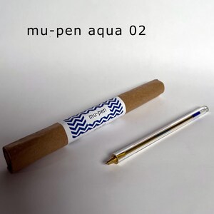Mu-Pen Aqua 02 es un bolígrafo de cristal fabricado con vidrio reciclable, varillas de cristal de Murano y latón, fabricado en Venecia, Italia.