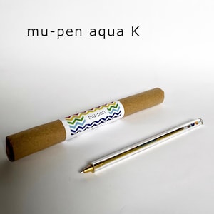 Mu-Pen Aqua K es un bolígrafo de cristal elaborado con vidrio reciclable, fragmentos de cristal de Murano de colores y latón, fabricado en Venecia, Italia.