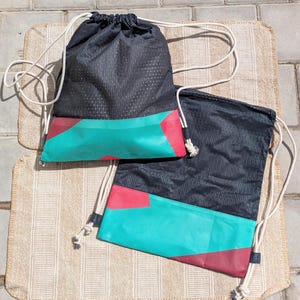 Sac à cordon upcyclé fabriqué à partir de bannières - pièce unique faite main - noir et turquoise/rose/rouge - bretelles réglables