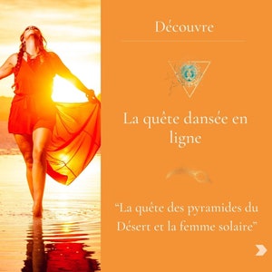 Op de afbeelding: Een vrouw in een rode jurk loopt in een woestijnlandschap naar de zon. De tekst "Découvre La quête dansée en ligne "La quête des pyramides du Désert et la femme solaire" wordt weergegeven op een perzikkleurige achtergrond.