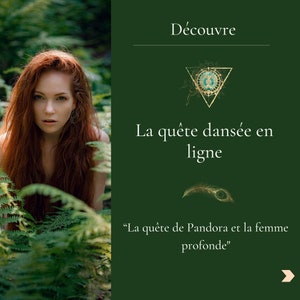May include: A woman with long red hair is peeking out from behind a wall of green ferns. The background is a dark green square with the text "Découvre" at the top, a gold triangle with a blue circle inside, and the text "La quête dansée en ligne" below the triangle. The text "La quête de Pandora et la femme profonde" is at the bottom of the square.