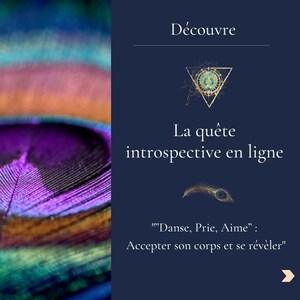 Puede incluir: Un fondo azul con texto dorado que dice "Découvre" y "La quête introspective en ligne". Debajo del texto hay una ilustración dorada y azul de una pluma de pavo real y el texto "Danse, Prie, Aime": Accepter son corps et se révèler".