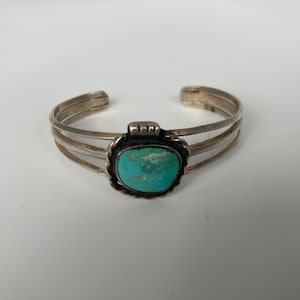 Vintage hantverkssignerad DT 75 Navajo turkos Shadowbox sterlingsilvermanschettarmband - extra liten