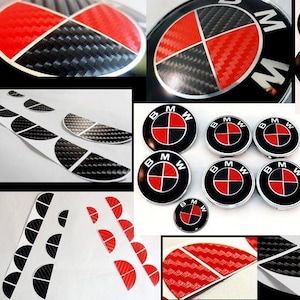 Peut inclure: Un ensemble de sept emblèmes de voiture BMW noirs et rouges avec un motif en fibre de carbone. Les emblèmes sont ronds et portent le logo BMW au centre. Il y a aussi plusieurs petits autocollants en fibre de carbone noirs et rouges.