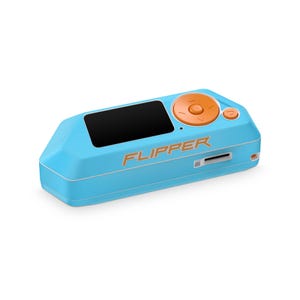 Pode incluir: Um dispositivo eletrônico azul claro com detalhes em laranja. Possui uma tela preta, um botão circular laranja e a palavra "FLIPPER" impressa em laranja. Ele também possui um slot para um cartão de memória.