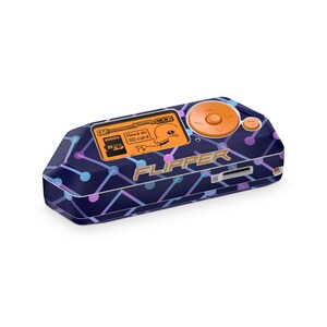 Pode incluir: Um dispositivo eletrônico azul marinho com um botão de controle laranja e uma tela exibindo um gráfico de desenho animado e o texto "Need an SD card". O dispositivo tem um padrão de pontos e linhas roxas, azuis e rosas conectadas. A palavra "FLIPPER" é impressa no dispositivo.
