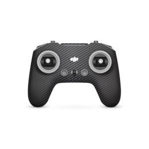 Op de afbeelding: Een zwarte drone-controller met een koolstofvezeltextuur. De controller heeft twee joysticks, verschillende knoppen en het DJI-logo. Het ontwerp is ergonomisch met een gebogen handvat.