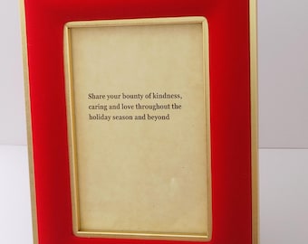 Arte navideño de bondad / Marco de terciopelo rojo con detalles dorados de 4x6 pulgadas / Recuerdo
