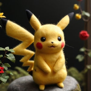 Könnte beinhalten: Ein gelbes Pikachu Plüschtier aus Filz mit schwarzen Ohren und einer roten Wange. Das Spielzeug sitzt auf einem grauen Stein mit grünem Moos.