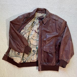 Chaqueta de vuelo vintage de los años 80 con cremallera y forro de mapa del mundo de cuero genuino color sangre de buey para hombre L