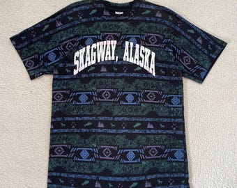 Vintage Skagway Alaska Art Tee All Over Print 100% Baumwolle Northwoods Grafik Puff Print 90er Jahre T-Shirt Größe M / L
