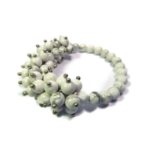 Bamboeanemoon - witte armband - met de hand lusvormige kralencluster stretch - howliet edelsteen