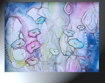 Op de afbeelding: Abstract aquarel schilderij met gestileerde bloemen in tinten blauw, roze en groen tegen een zachte, veelkleurige achtergrond. Het kunstwerk heeft een dromerige kwaliteit met delicate lijnen en een textuur. De handtekening van de kunstenaar is zichtbaar.