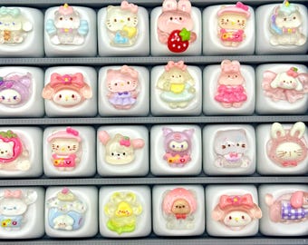 Caja sorpresa de 3/6/9 teclas Kawaii, teclas de teclado adorables, juego de teclas aleatorias, teclas artesanales estilo Sanrio, decoración para escritorio, regalo para ella.