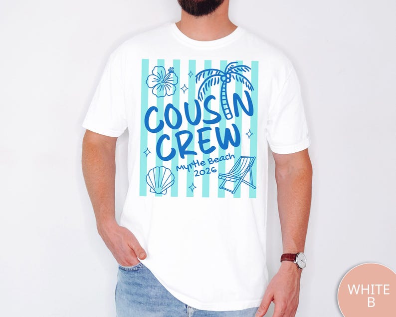 Op de afbeelding: Een wit t-shirt met een afbeelding van lichtblauwe verticale strepen en de donkerblauwe tekst COUSIN CREW Myrtle Beach 2026. Het ontwerp bevat illustraties van een hibiscusbloem, een palmboom, een zeeschelp en een strandstoel.