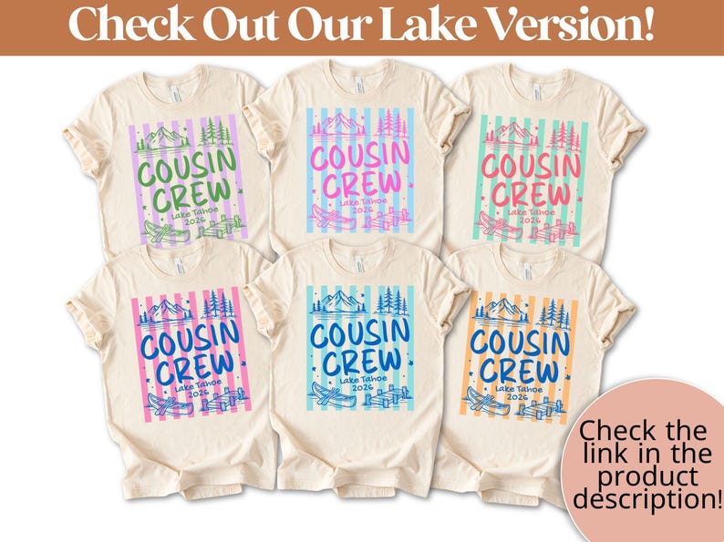 Op de afbeelding: Zes cr&egrave;mekleurige t-shirts met een afbeelding van verticale strepen, bergen, bomen, een kano en een steiger. De tekst luidt COUSIN CREW Lake Tahoe 2026. De kleuren van de afbeelding vari&euml;ren per shirt, met groene, roze, turquoise, blauwe en oranje accenten.
