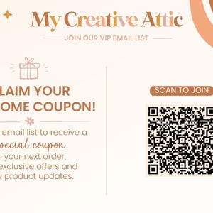 Op de afbeelding: Een promotionele afbeelding voor My Creative Attic met een QR-code en de tekst SCAN TO JOIN. Het ontwerp bevat een cadeau-icoon, een regenboog en de tekst CLAIM YOUR WELCOME COUPON! Join our email list to receive a special coupon.