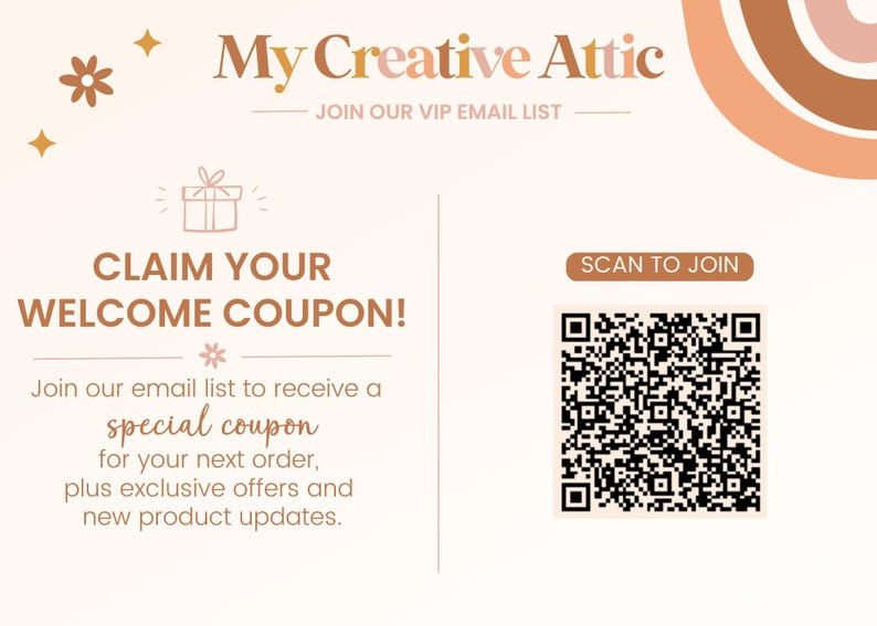 Op de afbeelding: Een promotionele afbeelding voor My Creative Attic met een QR-code en de tekst SCAN TO JOIN. Het ontwerp bevat een cadeau-icoon, een regenboog en de tekst CLAIM YOUR WELCOME COUPON! Join our email list to receive a special coupon.