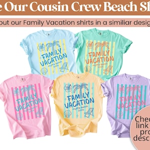 Op de afbeelding: Vijf t-shirts met korte mouwen in lichtblauw, mintgroen, lichtroze, geel en lavendel. Elk shirt heeft verticale strepen en een afbeelding met een palmboom, hibiscusbloem, schelp, strandstoel en de tekst Family Vacation Myrtle Beach 2024.