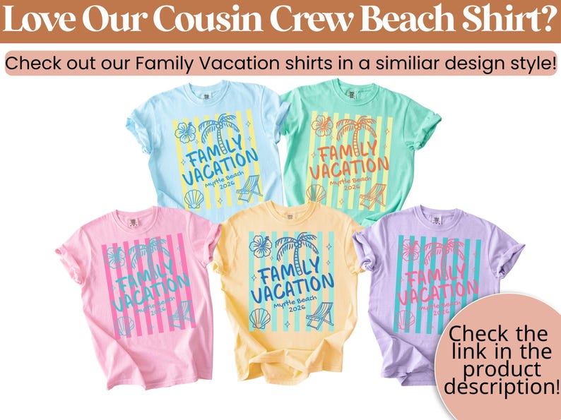 Op de afbeelding: Vijf t-shirts met korte mouwen in lichtblauw, mintgroen, lichtroze, geel en lavendel. Elk shirt heeft verticale strepen en een afbeelding met een palmboom, hibiscusbloem, schelp, strandstoel en de tekst Family Vacation Myrtle Beach 2024.