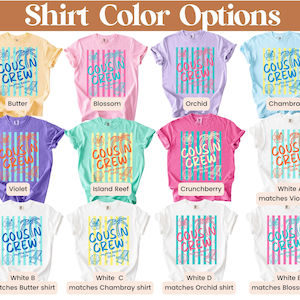 Op de afbeelding: Een collectie van twaalf t-shirts met korte mouwen in diverse kleuren, waaronder boter, bloesem, orchidee, chambray, violet, rif, crunchberry en wit. Elk shirt heeft een afbeelding met verticale strepen en de tekst Cousin Crew.