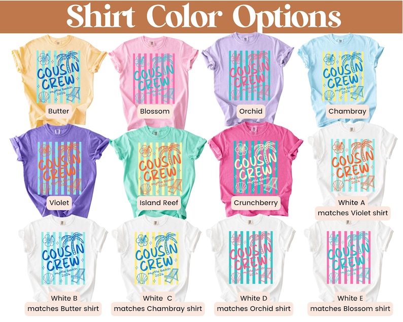 Op de afbeelding: Een collectie van twaalf t-shirts met korte mouwen in diverse kleuren, waaronder boter, bloesem, orchidee, chambray, violet, rif, crunchberry en wit. Elk shirt heeft een afbeelding met verticale strepen en de tekst Cousin Crew.