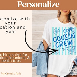 Op de afbeelding: Een wit t-shirt met een blauwe grafische print van verticale strepen, een palmboom, een hibiscusbloem, een schelp en een strandstoel. De tekst luidt "COUSIN CREW" met "Myrtle Beach 2026" eronder. Het shirt heeft korte mouwen en een ronde hals.
