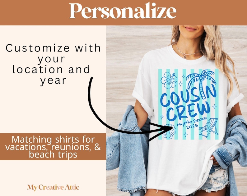 Op de afbeelding: Een wit t-shirt met een blauwe grafische print van verticale strepen, een palmboom, een hibiscusbloem, een schelp en een strandstoel. De tekst luidt "COUSIN CREW" met "Myrtle Beach 2026" eronder. Het shirt heeft korte mouwen en een ronde hals.