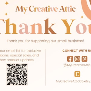 Op de afbeelding: Een rechthoekige bedankkaart met een cr&egrave;mekleurige achtergrond met de tekst My Creative Attic en Thank You in bruin- en perziktinten. Het bevat een QR-code, social media iconen en de URL MyCreativeAtticCo.etsy.com in een neutraal kleurenpalet.