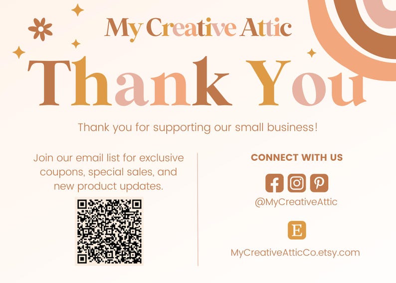 Op de afbeelding: Een rechthoekige bedankkaart met een cr&egrave;mekleurige achtergrond met de tekst My Creative Attic en Thank You in bruin- en perziktinten. Het bevat een QR-code, social media iconen en de URL MyCreativeAtticCo.etsy.com in een neutraal kleurenpalet.