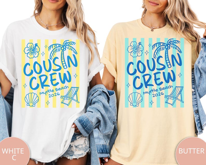 Op de afbeelding: Twee T-shirts met korte mouwen, &eacute;&eacute;n wit en &eacute;&eacute;n botergeel, elk voorzien van een blauwe grafische print met verticale strepen, een palmboom, een hibiscusbloem, een schelp, een strandstoel en de tekst "COUSIN CREW Myrtle Beach 2026".
