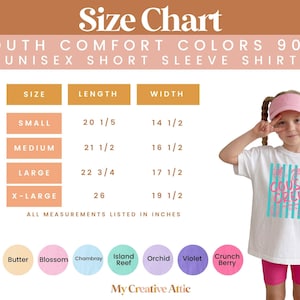 Op de afbeelding: Een maattabel voor Youth Comfort Colors 9018 unisex t-shirts met korte mouwen. De tabel toont de maten small tot extra-large met bijbehorende lengtes en breedtes in inches. Een wit t-shirt met een roze vizier is afgebeeld.