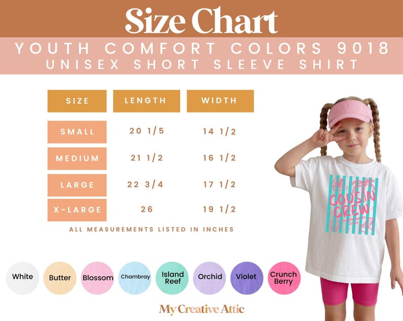 Op de afbeelding: Een maattabel voor Youth Comfort Colors 9018 unisex t-shirts met korte mouwen. De tabel toont de maten small tot extra-large met bijbehorende lengtes en breedtes in inches. Een wit t-shirt met een roze vizier is afgebeeld.