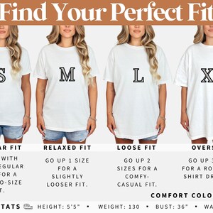 Może przedstawiać: Cztery kobiety w białych koszulkach w rozmiarach S, M, L i XL. Tekst u g&oacute;ry brzmi "Find Your Perfect Fit". Poniżej podano zalecenia dotyczące rozmiar&oacute;w dla regularnych, luźnych, obszernych i oversize. Dane modelki: 165 cm, 59 kg, biust 91 cm, talia 69 cm.