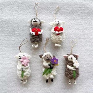 Handgemachte gefilzte fertige Produkte / gefilzte Blume, die Lamm umarmt / Weihnachtsschmuck / Weihnachtsbaumschmuck / Geschenke