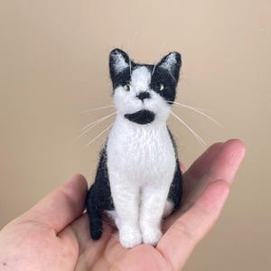Custom Needle Felted Cat Figurine:Wool Pet Memorial Sculpture