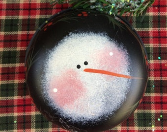 Ornements de bonhomme de neige peints à la main sur un coquetier en étain vintage