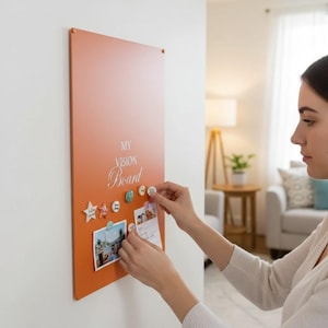 Peut inclure: Un tableau de vision magnétique rectangulaire de couleur orange brûlé fixé au mur. Le tableau porte l'inscription blanche "MY VISION Board" imprimée au centre supérieur. Plusieurs petits aimants décoratifs maintiennent une photo et une note.