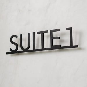 Puede incluir: Un juego de tres tazas de cerámica con un acabado mate moteado. Cada taza presenta un color diferente: azul claro, crema y gris. Las tazas tienen un diseño simple y moderno.