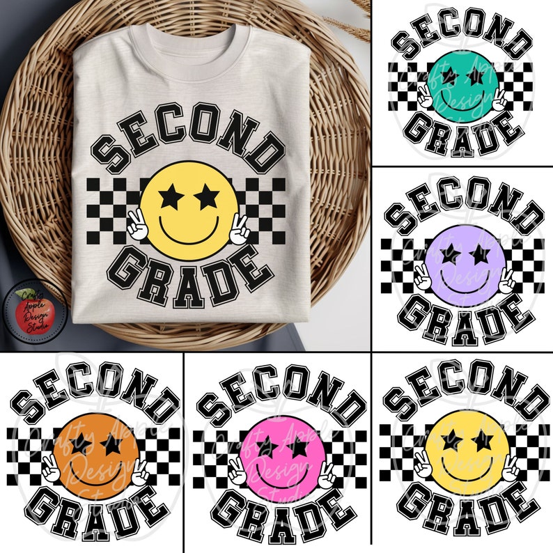 Puede incluir: Un conjunto de seis dise&ntilde;os coloridos para una camiseta de segundo grado. Cada dise&ntilde;o presenta una cara sonriente con estrellas por ojos y signos de paz para las manos. El texto "SECOND GRADE" est&aacute; en un patr&oacute;n de cuadros blanco y negro.