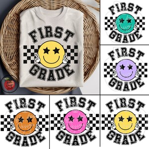 Może przedstawiać: Zestaw sześciu projekt&oacute;w cyfrowych przedstawiających uśmiechniętą buźkę z gwiazdami w oczach i tekstem "FIRST GRADE" na tle w kratkę. Projekty są dostępne w sześciu r&oacute;żnych kolorach: ż&oacute;łtym, zielonym, fioletowym, pomarańczowym, r&oacute;żowym i niebieskim.