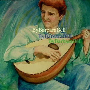 Puede incluir: Una pintura de acuarela de una persona tocando un instrumento de cuerda. La persona lleva una camisa azul y pantalones vaqueros. El instrumento es marrón con una tapa de sonido de madera clara. La pintura está firmada "By Barbara Bell" en la esquina superior derecha.