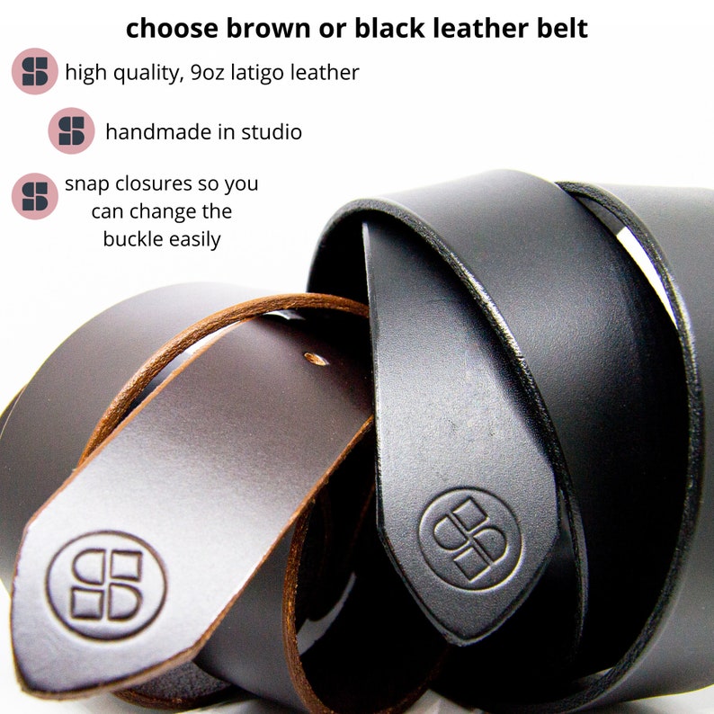 Op de afbeelding: Twee leren riemen, een bruin en een zwart, worden getoond gevouwen. Beide riemen zijn gemaakt van 9oz latigo leer en hebben drukknopen. De riemen zijn handgemaakt in een studio.